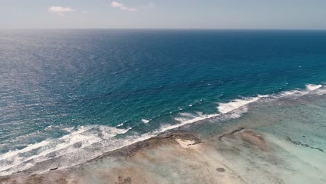 Vista-Aérea-Pan-Derecha-Olas-Chocan-En-Barrera-De-Coral,-Los-Roques-Sebastopol