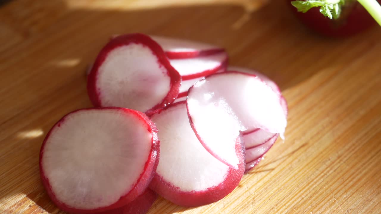 rábanos en rodajas en una tabla de cortar de madera