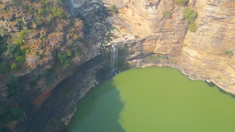 las cascadas de rajdari y devdari se encuentran dentro del exuberante santuario de vida silvestre de chandraprabha vista desde un avión no tripulado