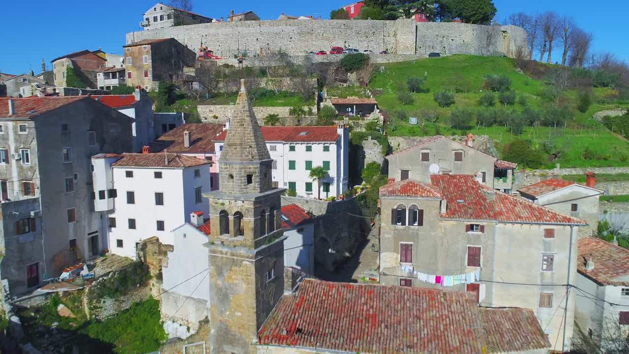 Case medievali e chiesa, collina fortificata di Motovun. Ripresa aerea frontale