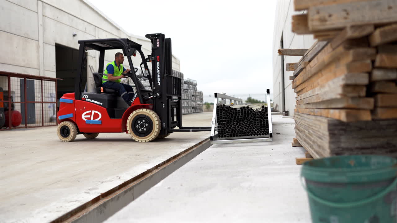 elevador de horquilla que mueve marcos de pvc en las instalaciones de producción