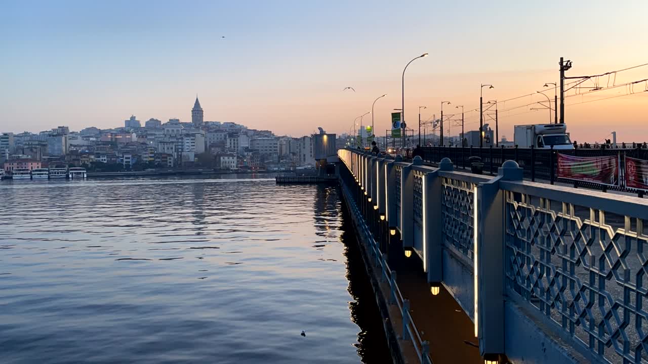 갈라타 다리에서 볼 수 있는 이스탄불의 오래된 도시