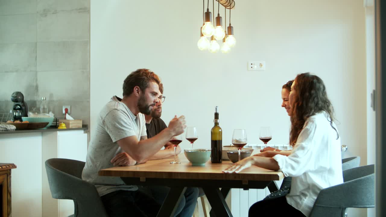 좋은 친구들이 은 와인을 마시기 위해 모입니다.