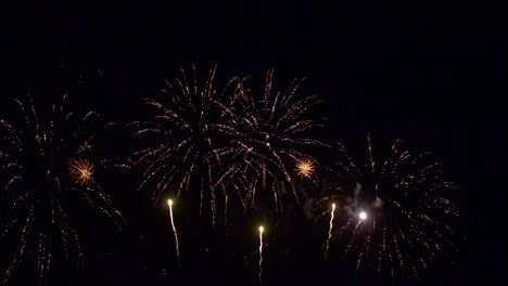 hermosa exhibición de trabajo de fuego colorido por la noche para la celebración en el festival