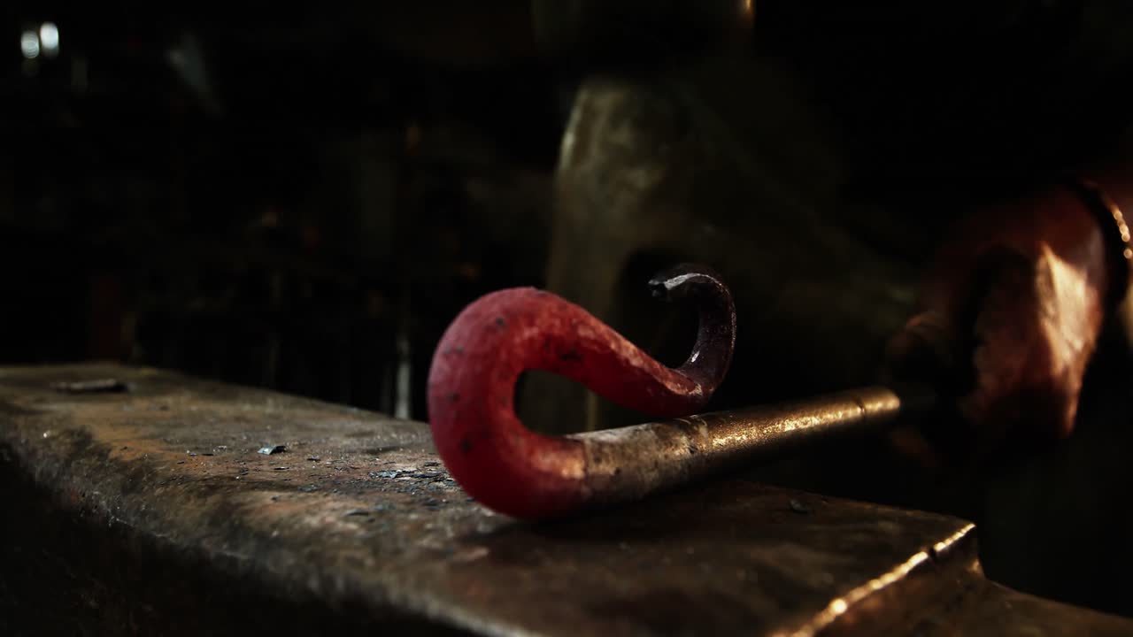 철 막대기 에서 일 하는 도공 의 클로즈업