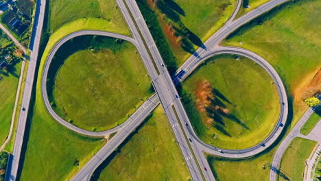 Carretera-De-Intercambio.-Vista-Aérea-De-La-Carretera-Redonda.-Tráfico-De-Coches-En-La-Carretera-Circular.