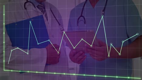 animación del procesamiento de datos sobre médicos caucásicos con tableta