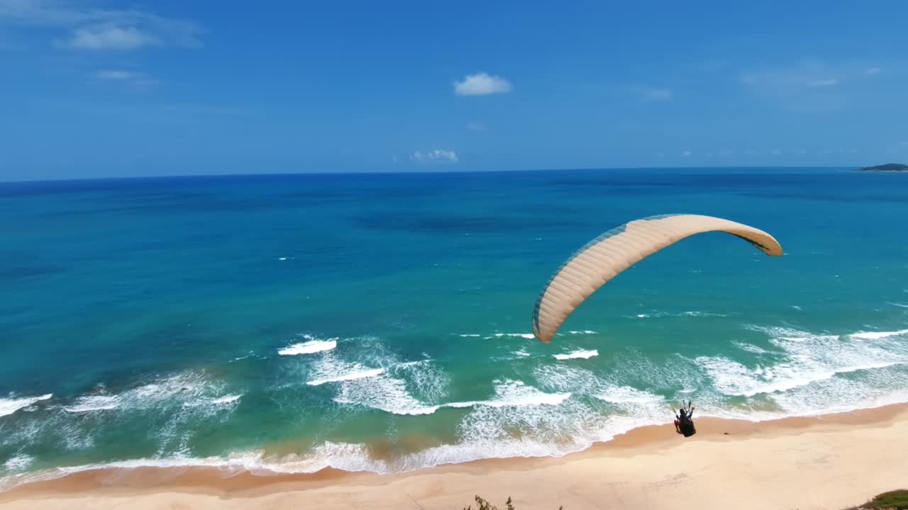 parapente en el hermoso noreste tropical de brasil en un cálido y soleado día de verano cerca de pipa en rio grande do norte, brasil