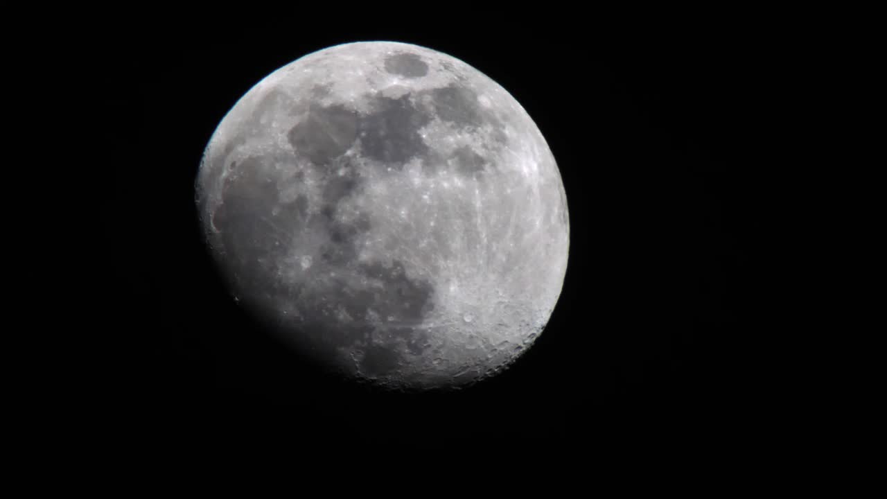 Close-up da Lua em Quarto Minguante vista da Terra à noite.