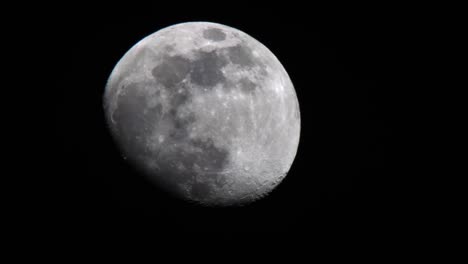 Primer-Plano-Del-último-Cuarto-De-Luna-Visto-Desde-La-Tierra-Por-La-Noche