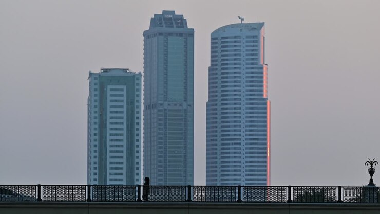 4K: Uma Senhora Caminhando na Ponte, Tráfego da Cidade e Torres Residenciais Modernas ao Fundo