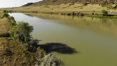 Un-Dron-Disparó-Sobre-Un-Lago-De-Esquí-Artificial,-Morrison-Co