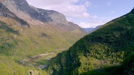 vista aérea de bosques montañosos y carreteras sinuosas