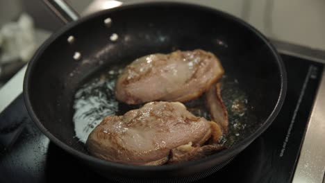 pecho de pato frito en una sartén