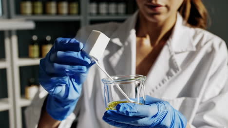 científico que lleva a cabo un experimento en un entorno de laboratorio