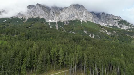 Paisaje-Natural-De-Montaña-En-Schladming-Austria---Pedestal-Aéreo-4k