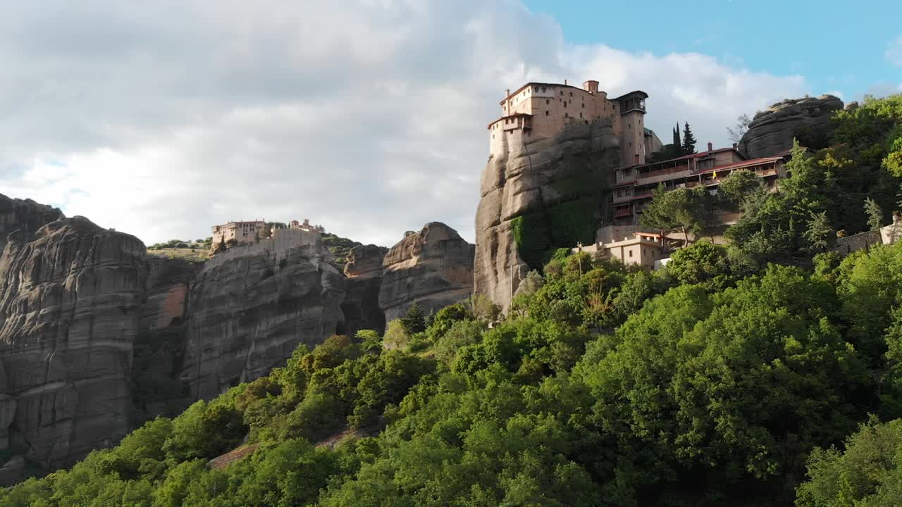 Monastero di Roussanou in primo piano e Monastero di Varlaam sullo sfondo a Meteora, Kalabaka, Grecia