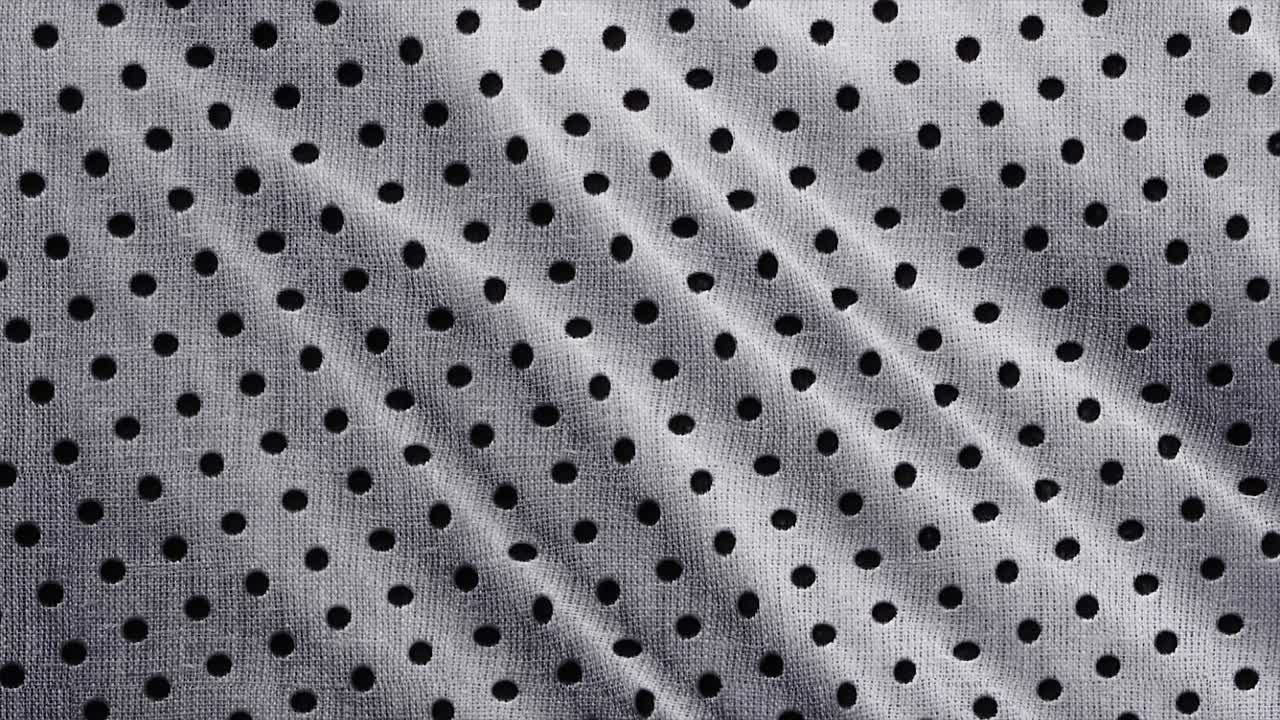 tela de tela manchada disparada de cerca. puntos negros sobre fondo blanco, patrón monocromático.
