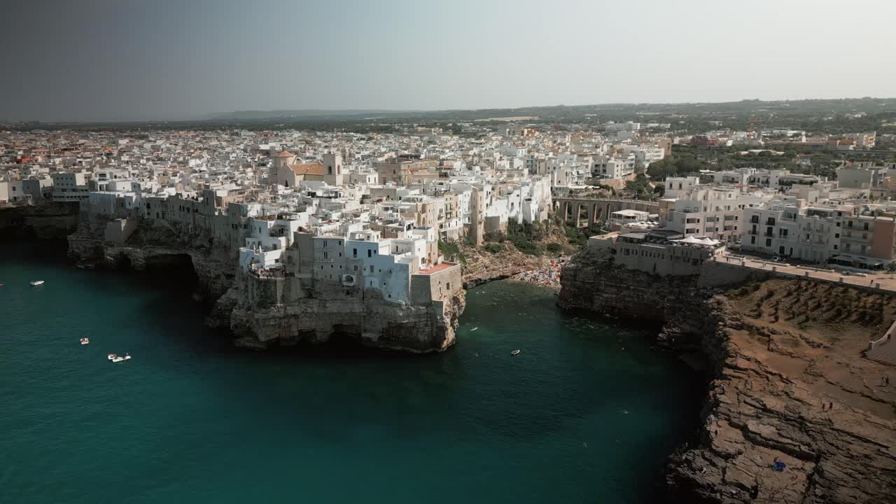 Rekaman drone yang menghadap pantai di Polignano a Mare, Puglia