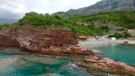 playa costera de rocas rojas en montenegro