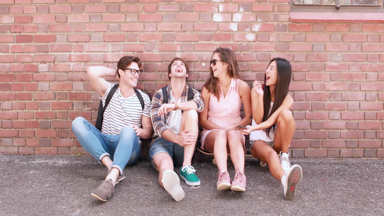 Amigos descolados usando smartphone