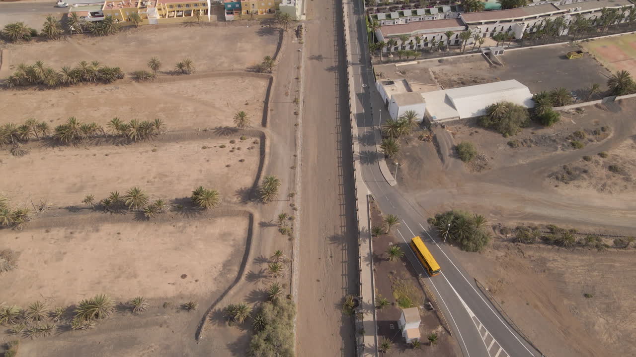 vista aérea del pueblo costero de tarajalejo con campo de fútbol y hoteles en la isla de fuerteventura, las palmas, españa