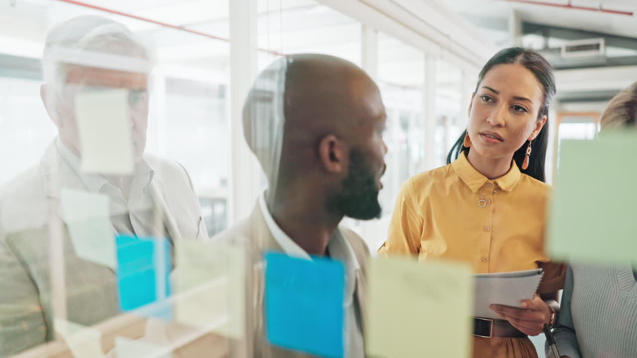 reunión, vidrio y notas adhesivas con un negocio