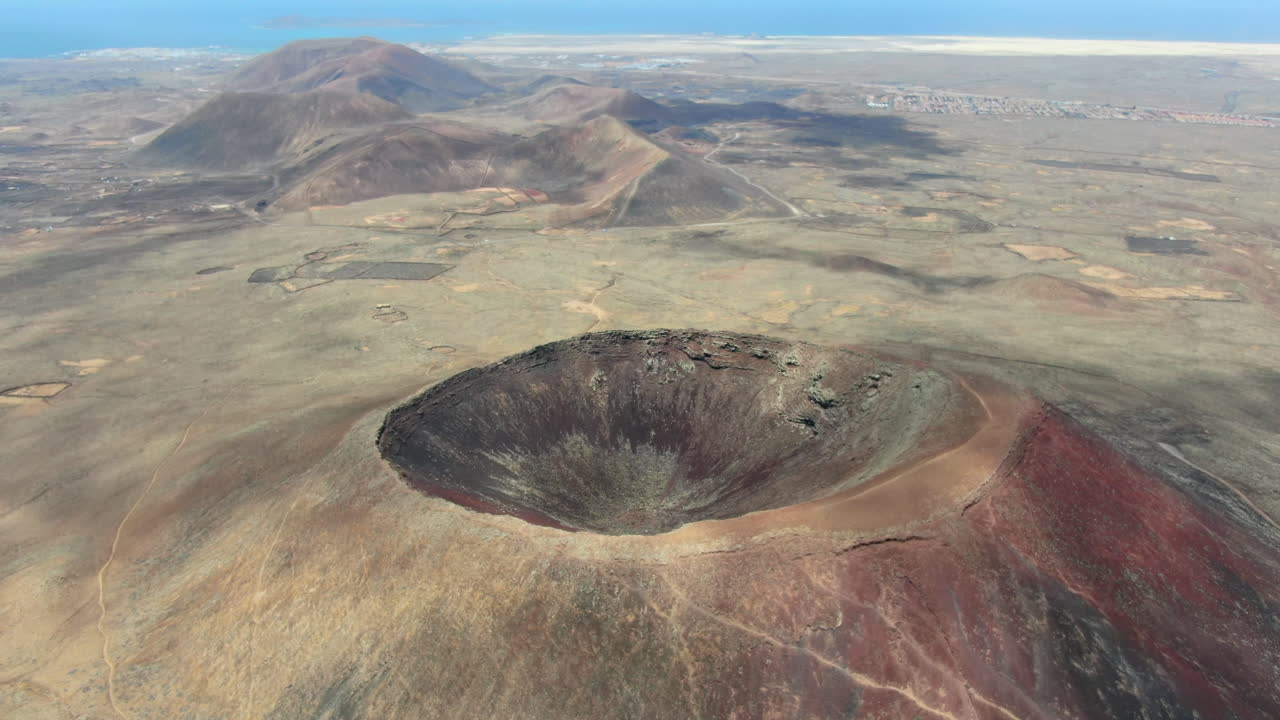drone aéreo cerrando imágenes del volcán calderón hondo en la isla de fuerteventura