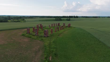 Ruinen-Eines-Antiken-Gebäudes,-Das-Aussieht-Wie-Stonehenge,-Smiltene,-Lettland