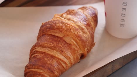 croissant y café