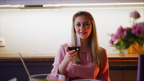 mujer seductora aplaude con vaso y bebe vino vintage