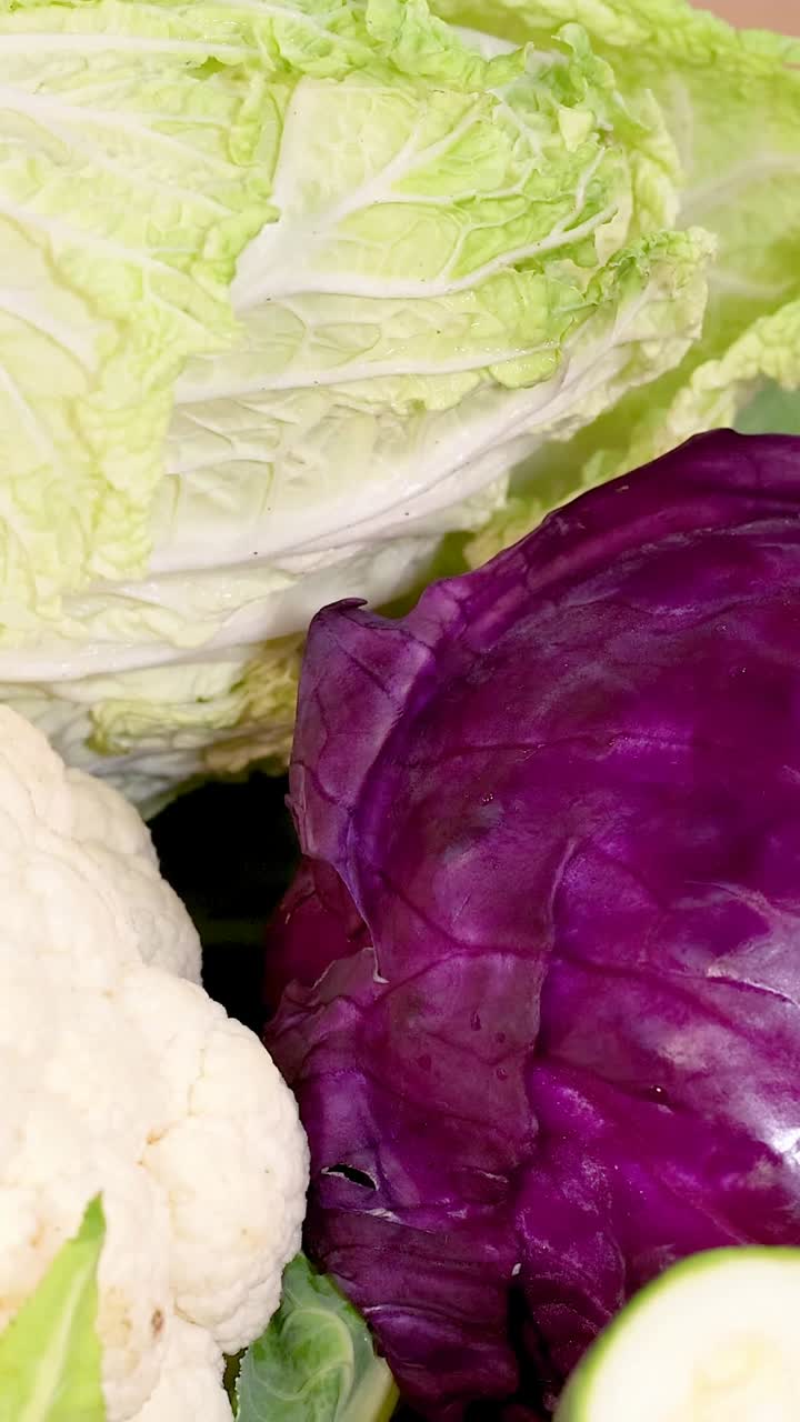 una vibrante variedad de verduras frescas dispuestas artísticamente, mostrando una variedad de colores y texturas en la iluminación natural