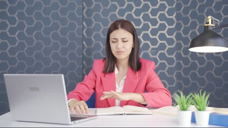 joven mujer de negocios mirando la computadora portátil con expresión asustada.
