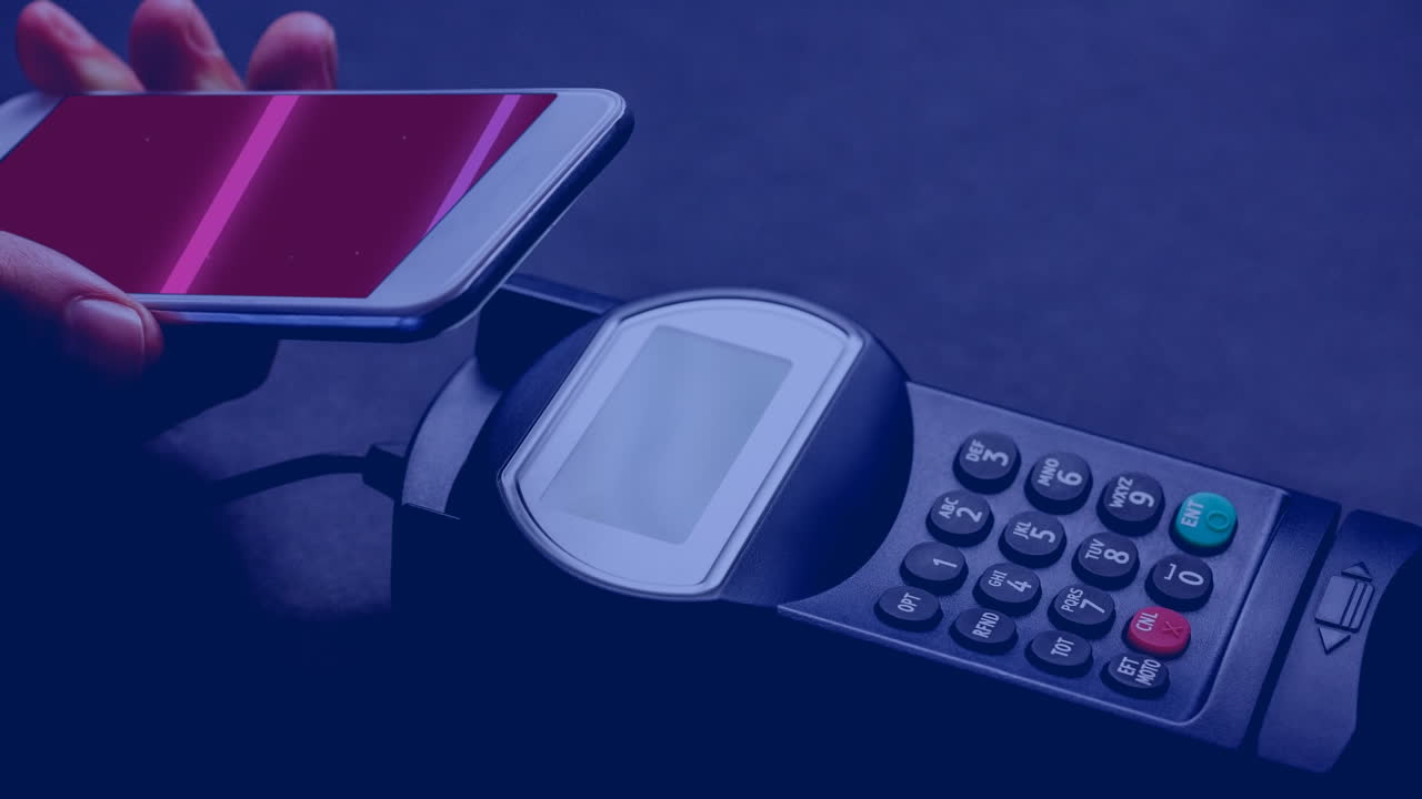 composición de la mano de un hombre caucásico pagando con un teléfono inteligente con espacio de copia