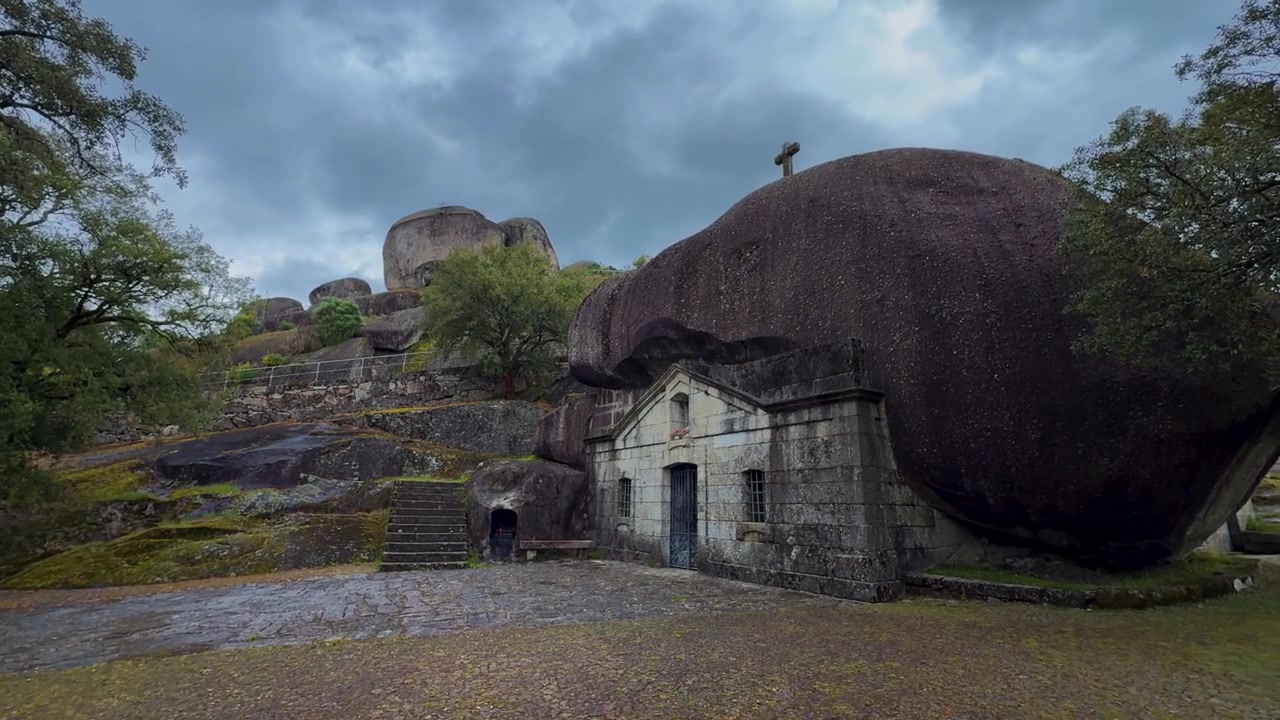 Vista panorâmica da capela na rocha, Nossa Senhora da Lapa em Portugal.