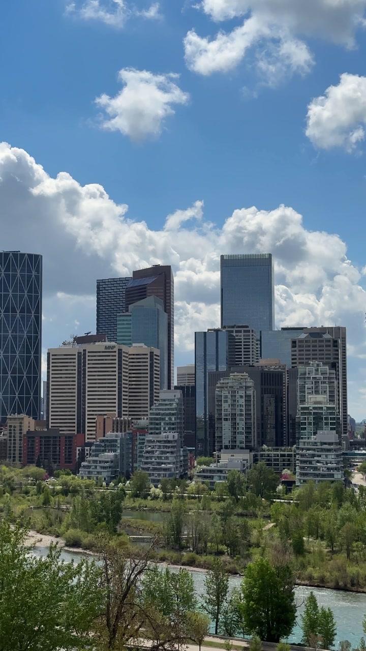 Horizonte de Calgary com o Rio Bow no Canadá