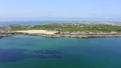 playa en kilkieran bay, ardmore, connemara, condado de galway, irlanda, julio de 2021