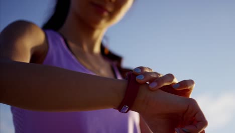 mujer china asiática con tecnología portátil monitoreo de entrenamiento