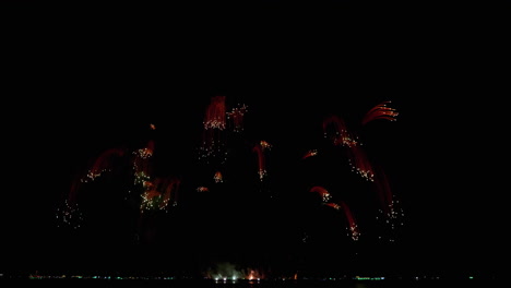 despliegue pirotécnico para el festival internacional de fuegos artificiales de pattaya 2023, celebrado en la provincia de chonburi en tailandia