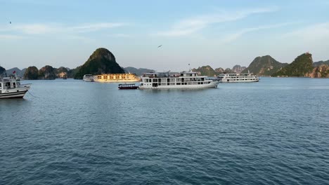 Halong-Bay-Vietnam,-Bewegt-Sich-In-Richtung-Junk-boote,-Die-In-Ruhigem-Wasser-Verankert-Sind