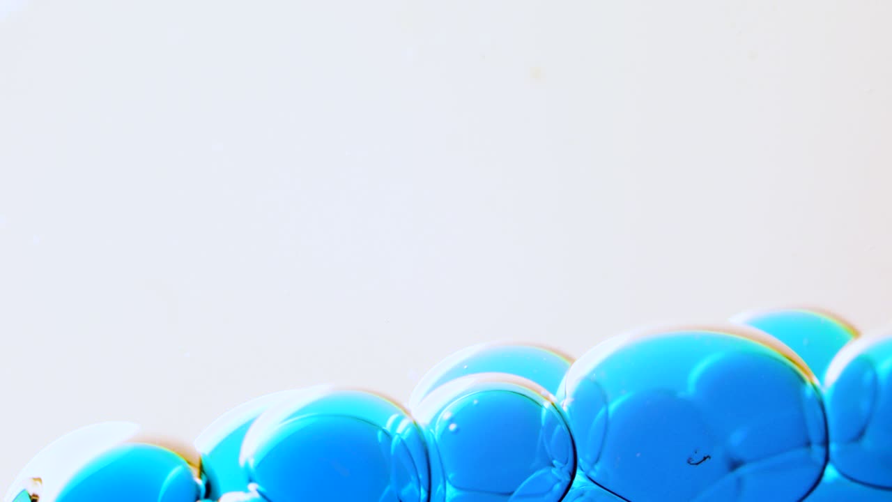 하 배경에 미끄러지는 파란 거품