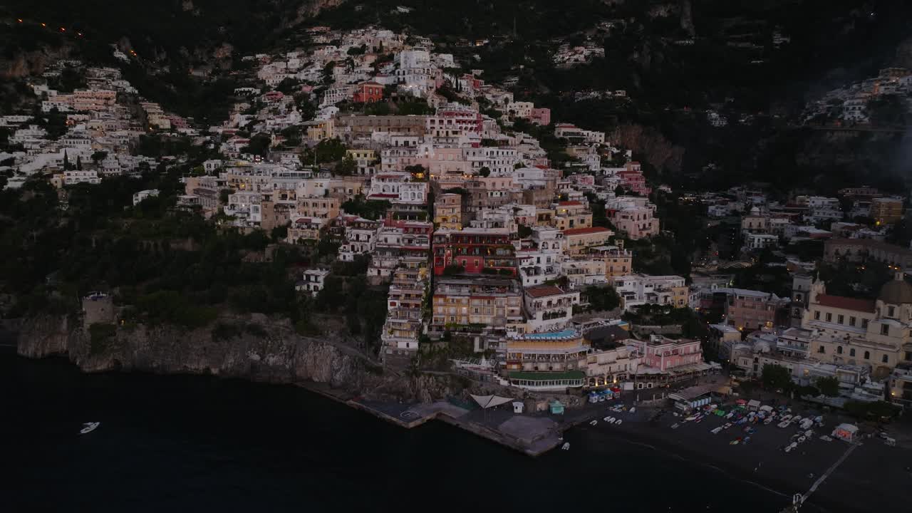 Villaggio a strapiombo di Positano in Costiera Amalfitana, Campania, Italia Meridionale