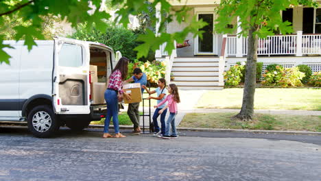 Niños-Ayudando-A-Descargar-Cajas-De-La-Camioneta-En-El-Día-De-La-Mudanza-Familiar