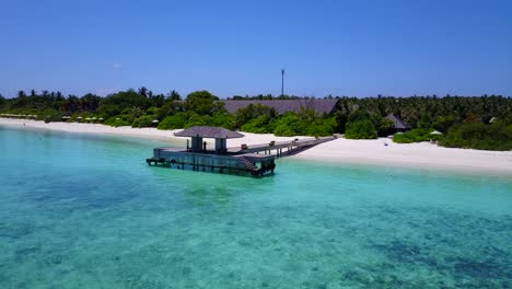 Touristen-Warten-Auf-Einer-Privaten-Insel-Auf-Ein-Boot-Auf-Den-Malediven-Paradiesinseln-4k