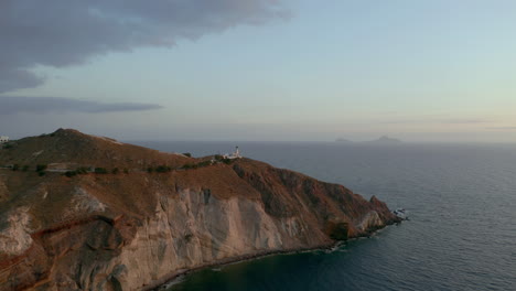 Antena:-Rumbo-Directo-Al-Faro-De-Akrotiri-En-Santorini,-Grecia-Durante-El-Anochecer