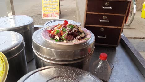 plato de hielo barf ka gola gola de frutos secos en la tienda de la calle en india