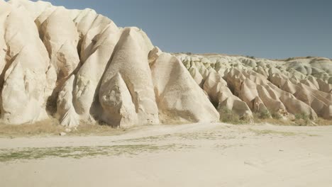 Einzigartige,-Vom-Wind-Erodierte-Felsformationen,-Rote-Tallandschaft-In-Kappadokien