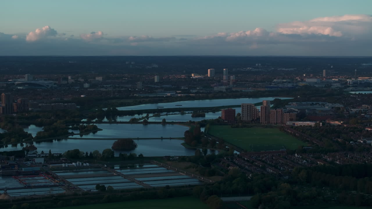 Ripresa aerea verso le zone umide di Walthamstow e l'impianto di trattamento delle acque di Coppermill