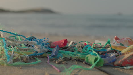 playa en grecia cubierta de basura