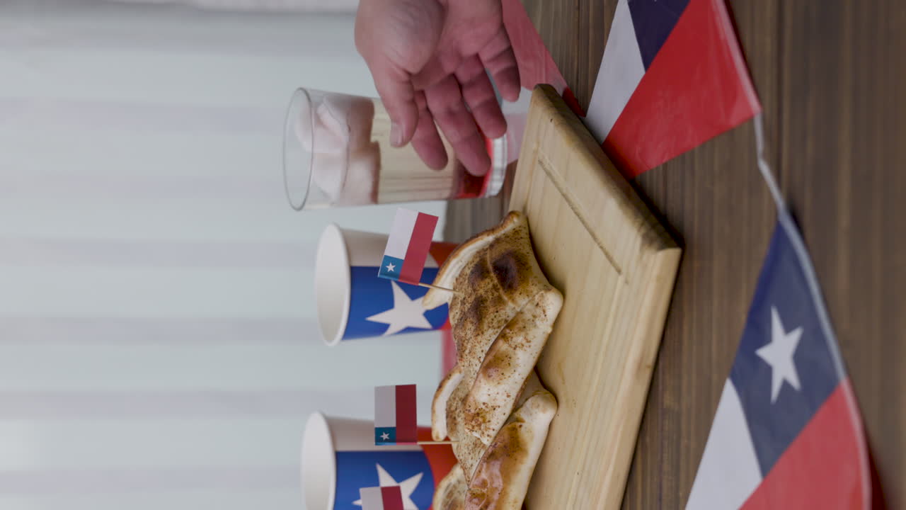 fiestas patrias чили вынимая эмпанаду и чилийские флаги и terremoto национальный напиток вертикальный